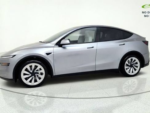 Used 2026 Tesla Model Y AWD image 4