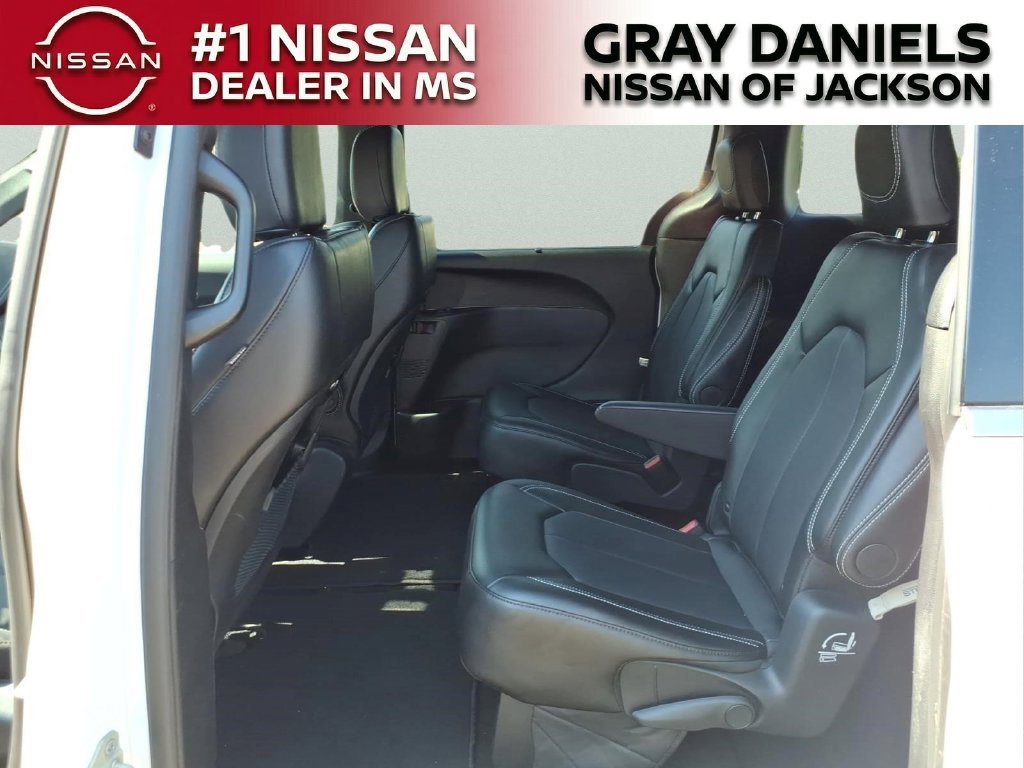 Used 2025 Chrysler Pacifica Select FWD image 25