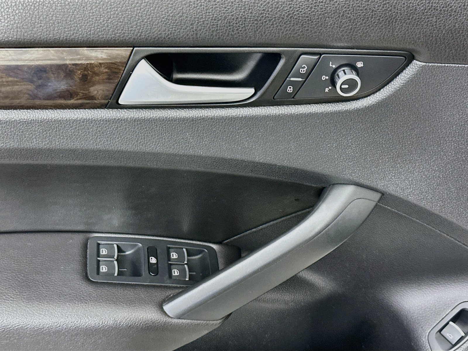 Used 2015 Volkswagen Passat TDI SEL Premium FWD image 18
