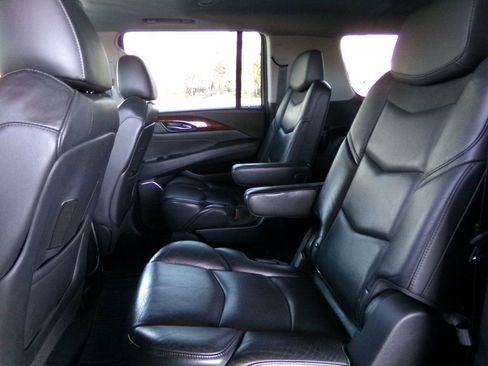 Used 2018 Cadillac Escalade ESV Luxury AWD/4WD image 12