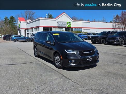 Used 2023 Chrysler Pacifica Touring-L FWD image 1