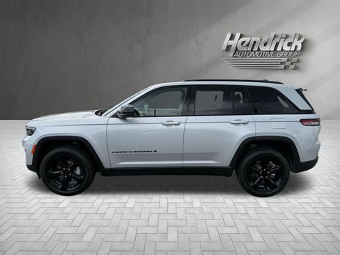 Used 2024 Jeep Grand Cherokee Limited w/ Black Appearance Package AWD/4WD image 8