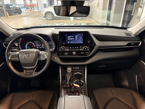 Used 2023 Toyota Highlander XLE image 19