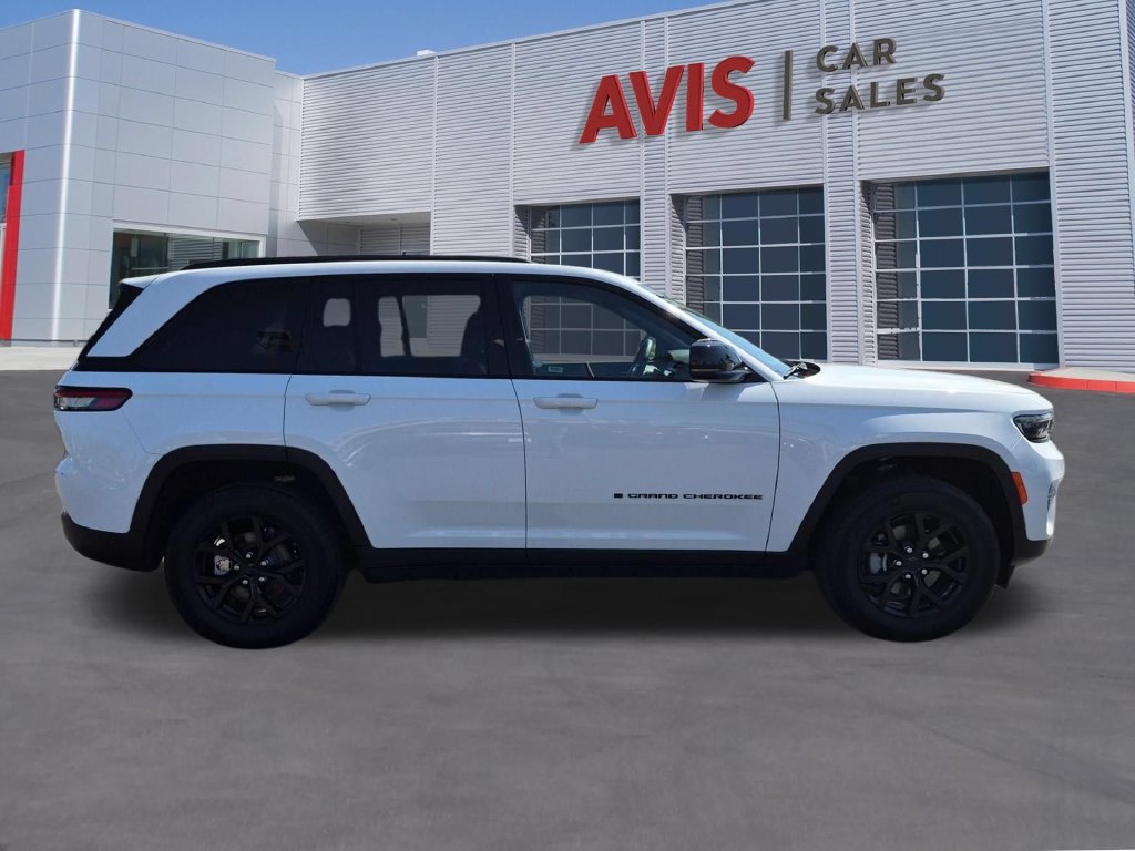 Used 2025 Jeep Grand Cherokee Altitude AWD/4WD image 5