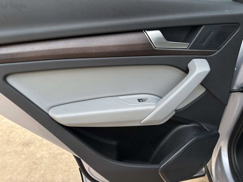 Used 2022 Audi Q5 2.0T Premium w/ Convenience Package image 11