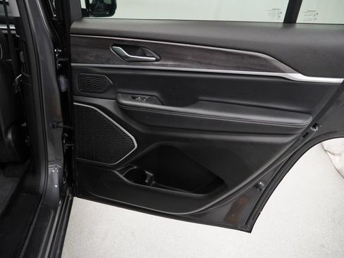 Used 2022 Jeep Grand Cherokee L Limited AWD/4WD image 31