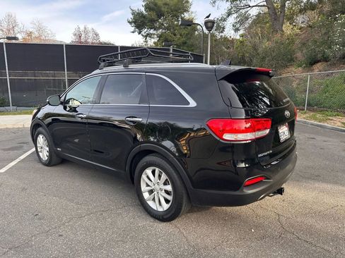 Used 2016 Kia Sorento LX Sport Utility 4D w/ LX Convenience Package image 3