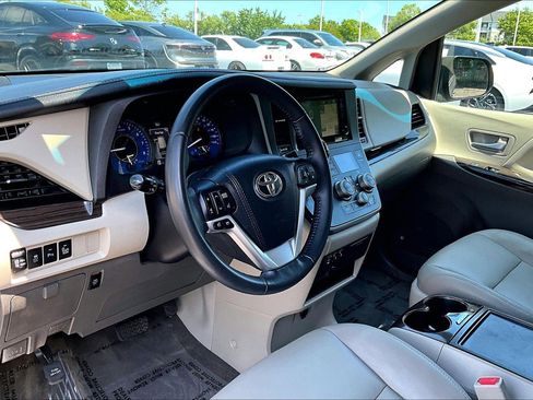 Used 2017 Toyota Sienna XLE FWD image 13