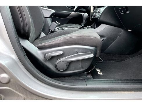 Used 2019 Jeep Cherokee Latitude w/ Popular Appearance Group AWD/4WD image 50