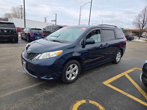 Used 2011 Toyota Sienna LE image 3