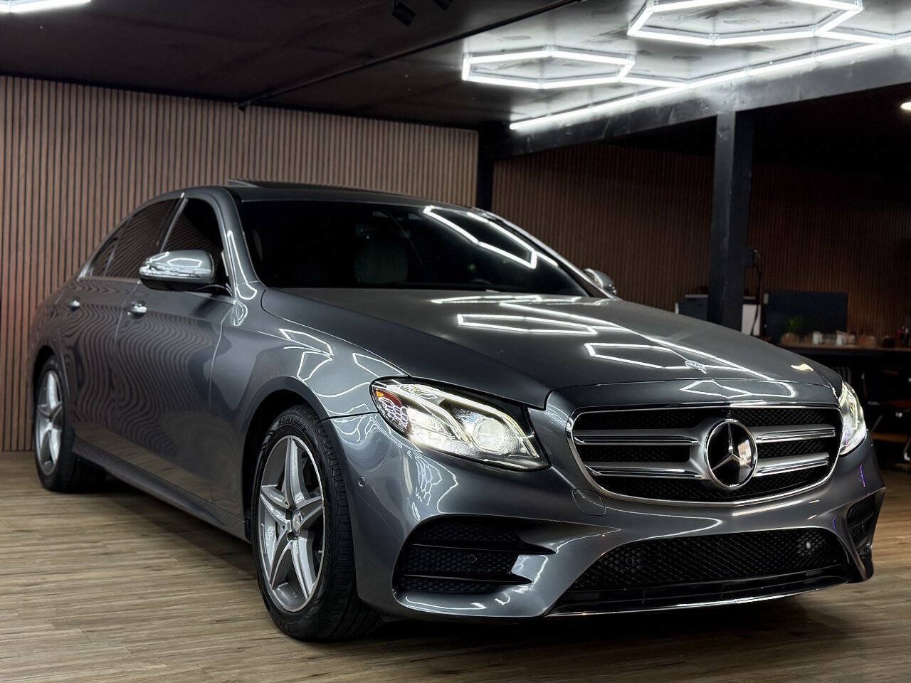 Used 2017 Mercedes-Benz E 300 4MATIC image 3