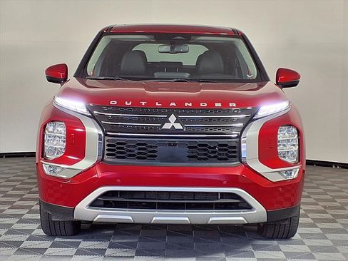 Used 2024 Mitsubishi Outlander SE image 2