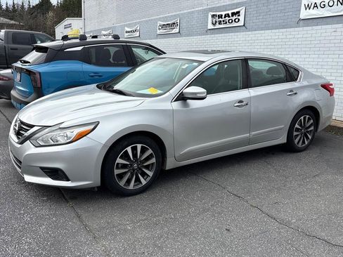 Used 2016 Nissan Altima 2.5 SL w/ Moonroof Package image 6