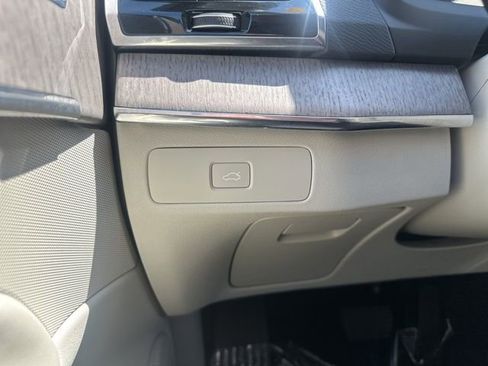 Certified 2023 Volvo XC90 B6 Plus image 32