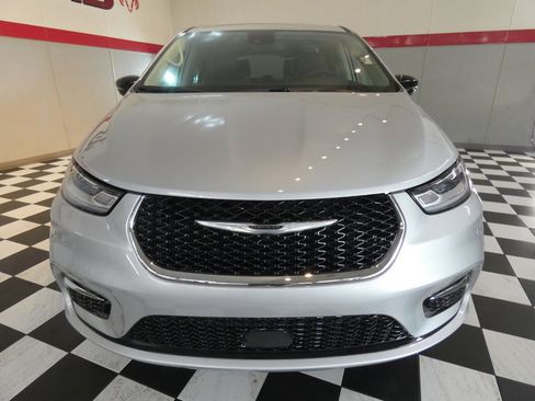 Used 2024 Chrysler Pacifica Limited w/ Trailer Tow Group AWD/4WD image 2