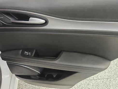 Used 2022 Alfa Romeo Stelvio Veloce AWD/4WD image 32