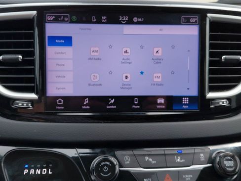 Used 2024 Chrysler Pacifica Touring-L FWD image 33