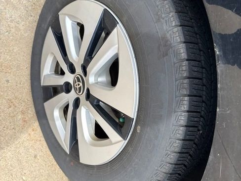 Used 2016 Toyota Prius Three w/ Advanced Technology Package FWD image 12