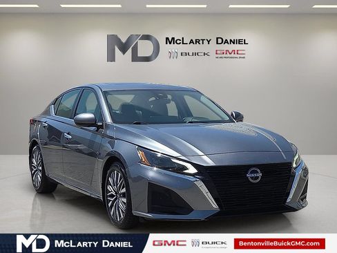 Used 2023 Nissan Altima 2.5 SV w/ SV Premium Package FWD image 1