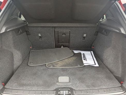 Used 2021 Volvo XC40 T4 Momentum image 17
