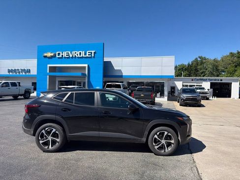 Used 2024 Chevrolet Trax RS w/ Driver Confidence Package FWD image 2