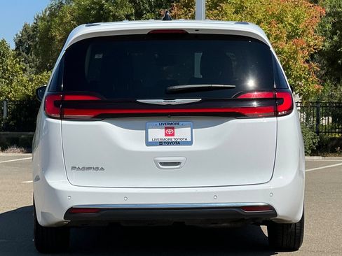 Used 2024 Chrysler Pacifica Touring-L FWD image 5
