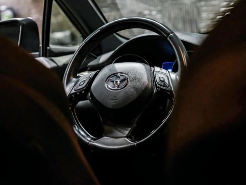 Used 2019 Toyota C-HR XLE FWD image 15