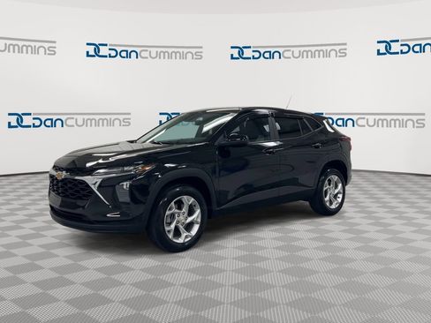 Used 2024 Chevrolet Trax LS w/ LS Convenience Package image 4