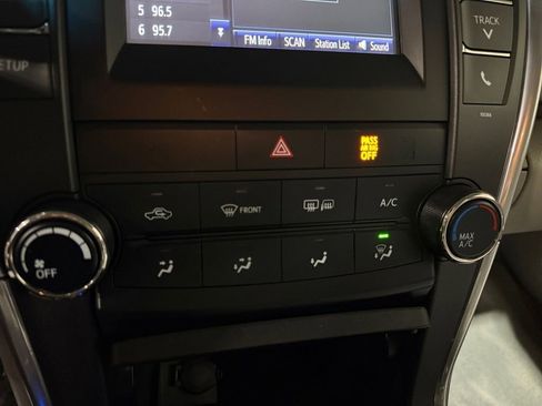 Used 2015 Toyota Camry LE image 31