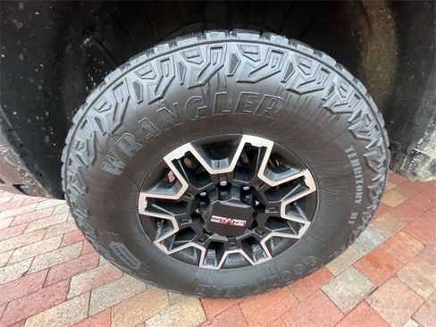 Used 2024 GMC Sierra 2500 AT4X image 5