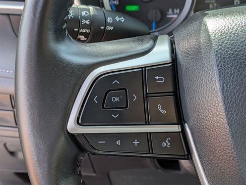 Used 2024 Toyota Highlander XLE AWD/4WD image 23