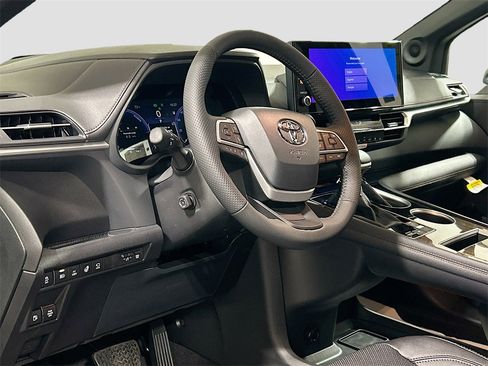 New 2026 Toyota Sienna Platinum image 7