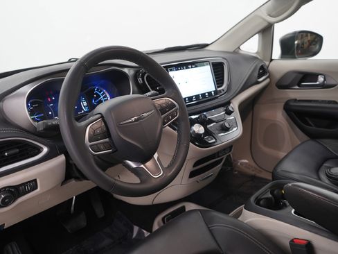 Used 2023 Chrysler Pacifica Touring-L image 24