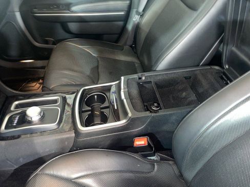 Used 2017 Chrysler 300 C image 23