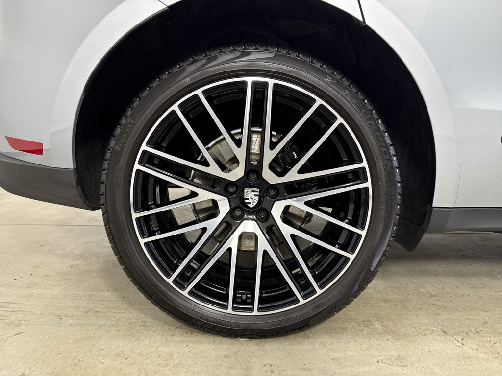 Certified 2024 Porsche Macan AWD/4WD image 16