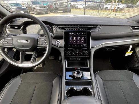 New 2025 Jeep Grand Cherokee L Altitude image 5