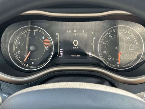 Used 2017 Jeep Cherokee Sport FWD image 17