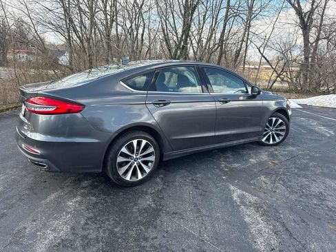 Used 2019 Ford Fusion SE image 2