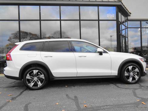 Used 2024 Volvo V60 B5 Cross Country Plus image 4