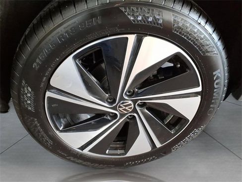 Used 2025 Volkswagen Taos SE w/ Panoramic Sunroof Package image 7