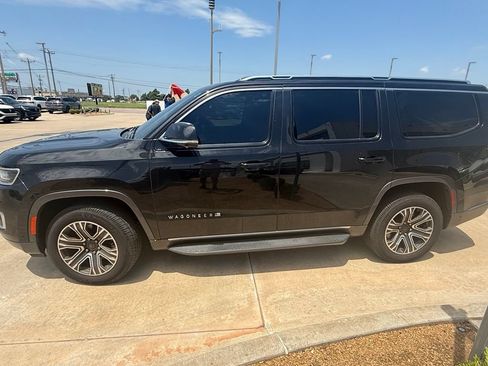 Used 2022 Jeep Wagoneer Series III w/ Convenience Group I AWD/4WD image 2