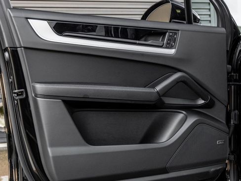 Certified 2025 Porsche Cayenne E-Hybrid AWD/4WD image 18
