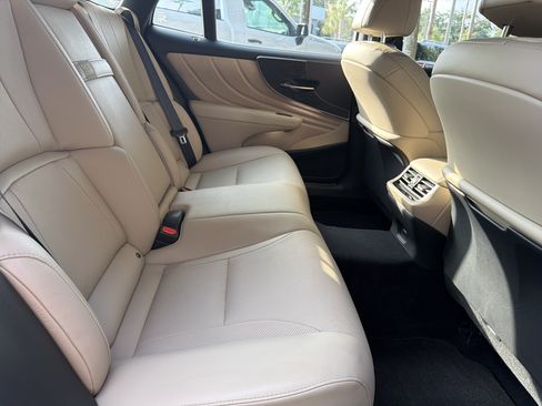 Used 2023 Lexus LS 500 w/ Accessory Package (Z2) RWD image 35