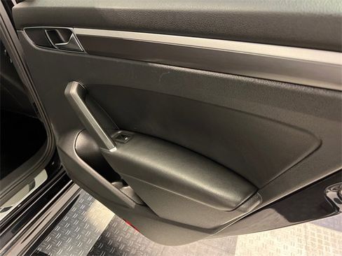 Used 2018 Volkswagen Passat 2.0T R-Line image 13