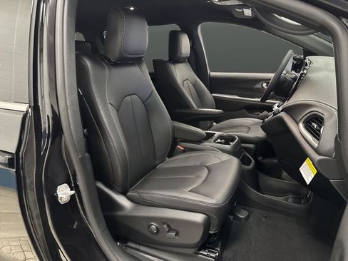 New 2026 Chrysler Pacifica Select AWD/4WD image 31