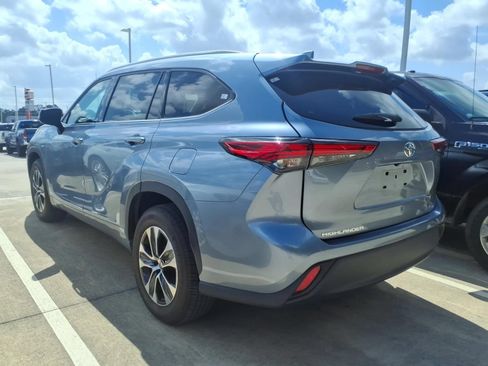 Used 2022 Toyota Highlander XLE FWD image 2