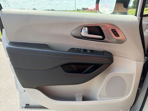 Used 2023 Chrysler Pacifica Touring-L FWD image 31