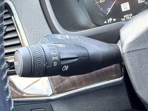 Used 2017 Volvo XC90 T5 Momentum w/ Vision Package image 27