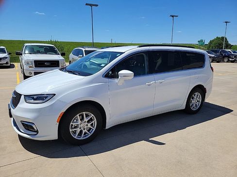 Used 2022 Chrysler Pacifica Touring-L w/ Uconnect Theater Family Group FWD image 6