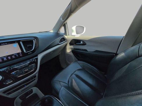 Used 2018 Chrysler Pacifica Touring-L Plus FWD image 3